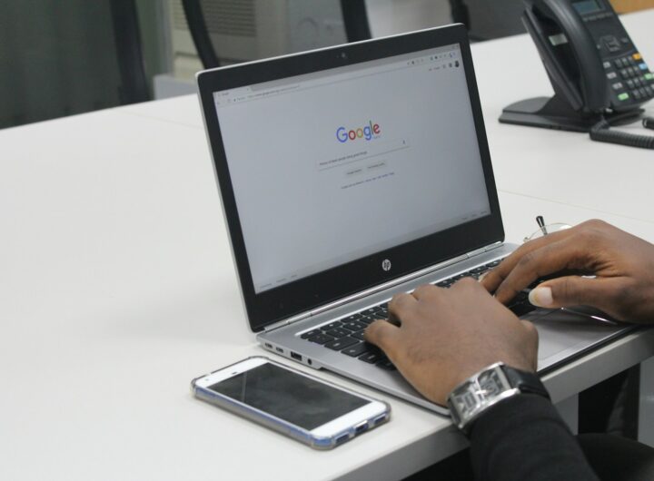 personne tapant sur un ordinateur portable HP gris et noir