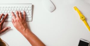 personne tapant sur un clavier sans fil Apple