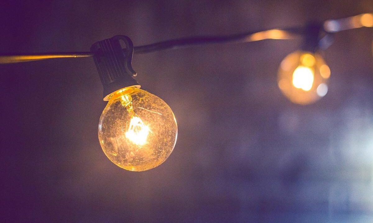 Lampes à ampoule vintage suspendues, lumière chaude dans le noir