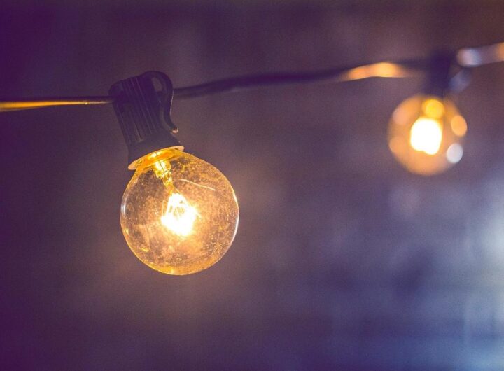 Lampes à ampoule vintage suspendues, lumière chaude dans le noir