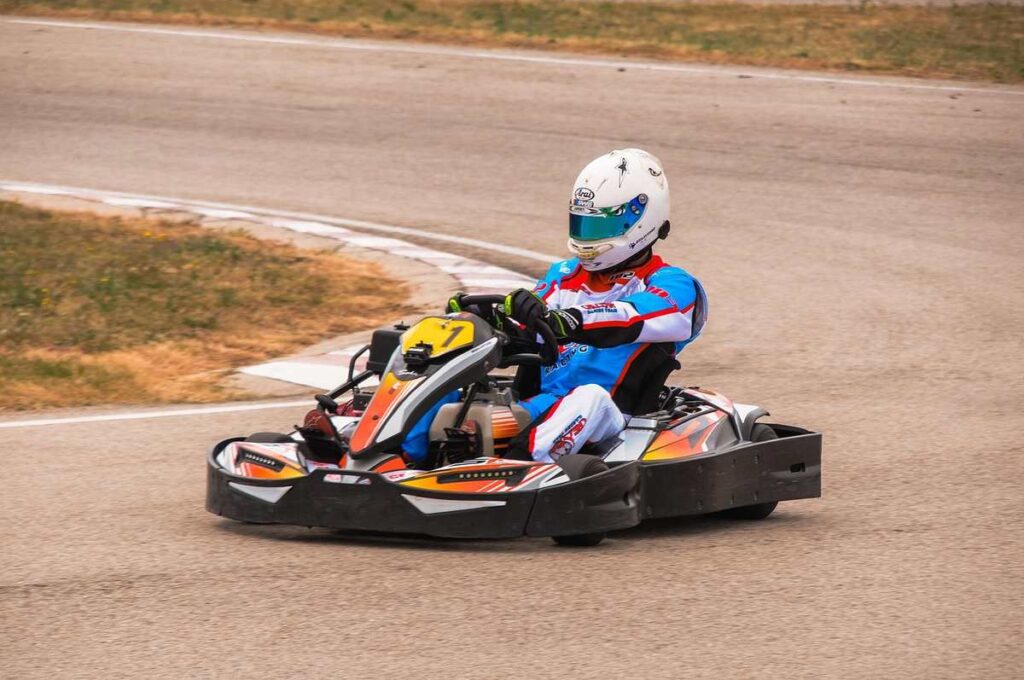 Un homme en kart sur une piste