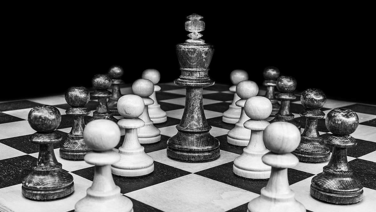 Pièces d'échecs sur un échiquier Pièces d'échecs sur un échiquier