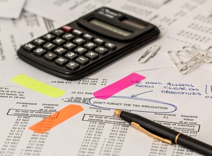 Calculatrice, stylo et feuilles de papier avec post-it